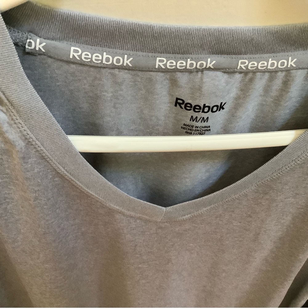 Reebok V-Neck - Picture 2 of 2